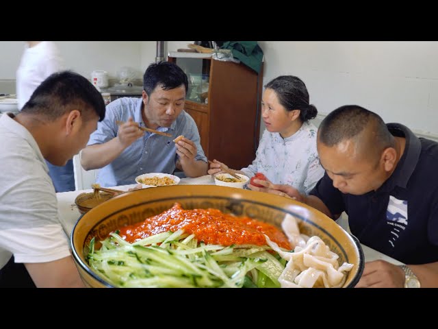 泥土哥做顿蒜面条,方法自创到处炫耀,清香不买账家人不吭声